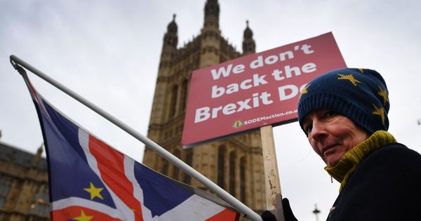 Foto: Una activista pro-UE se manifiesta a las puertas del Parlamento para pedir un nuevo referéndum del Brexit. (EFE)