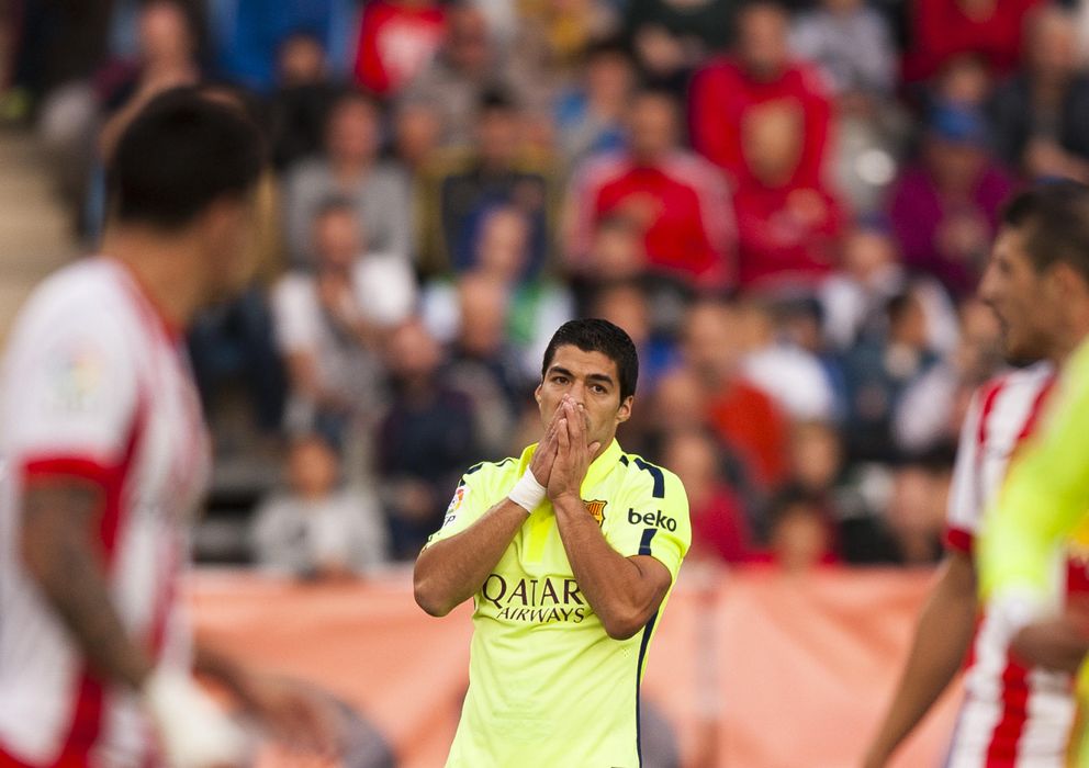 Foto: Luis Suárez gesticula durante el partido en Almería (AP).