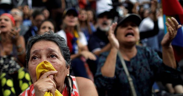 Foto: Una mujer llora durante una manifestación opositora por los muertos en las protestas contra Nicolás Maduro, en Caracas. (Reuters) 