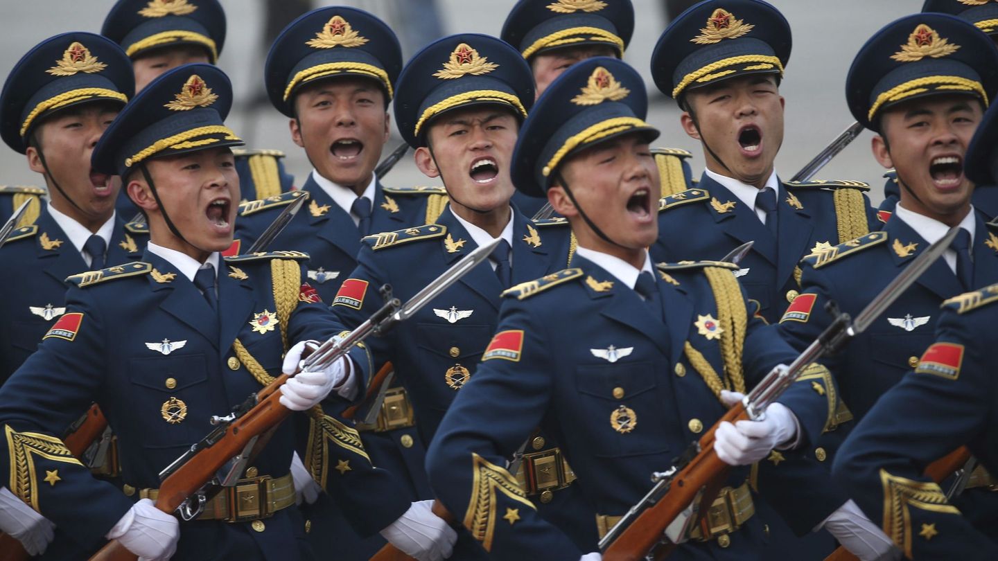 Soldados del ELP en una ceremonia de bienvenida en el Gran Palacio del Pueblo de Pekín. (EFE)
