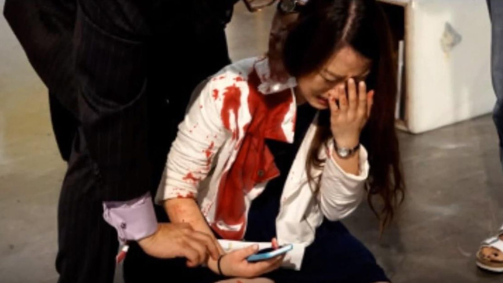 Foto: La víctima, después de ser apuñalada (captura de YouTube/Rudy Pérez)