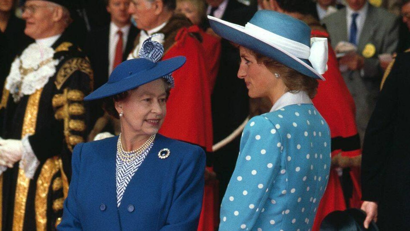  La reina Isabel II, junto a Lady Di. (Getty)