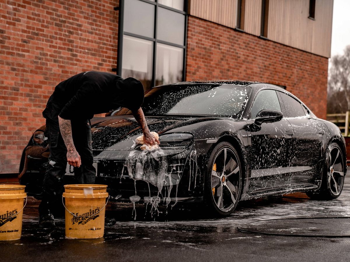 Foto: Lavar el coche en la calle puede provocar una fuerte multa (Brad Starkey para Unsplash)