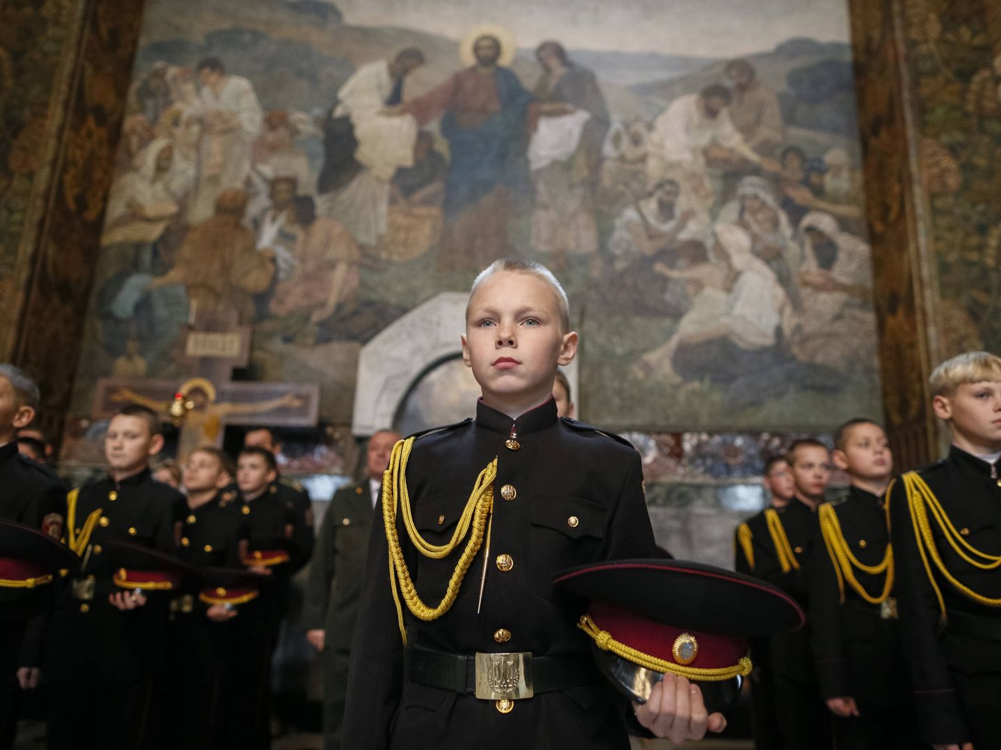 Jóvenes cadetes durante una ceremonia en el monasterio Pechersk Lavra, en Kiev. (Reuters)