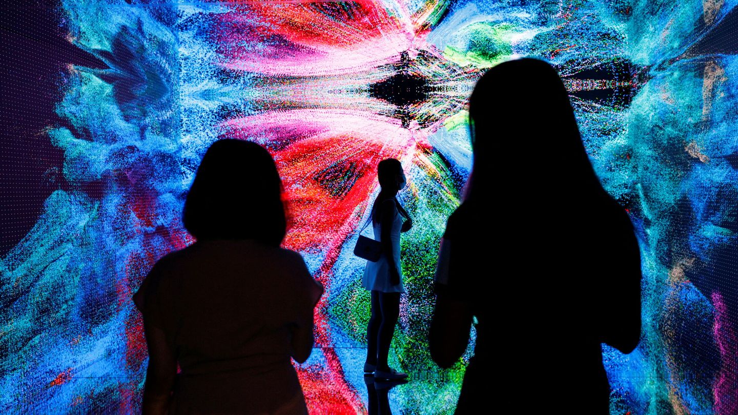 Exposición de la obra 'Machine Hallucinations - Space: metaverso', del artista Refik Anadol, ahora convertida en NFT. (Reuters/Tyrone Siu)