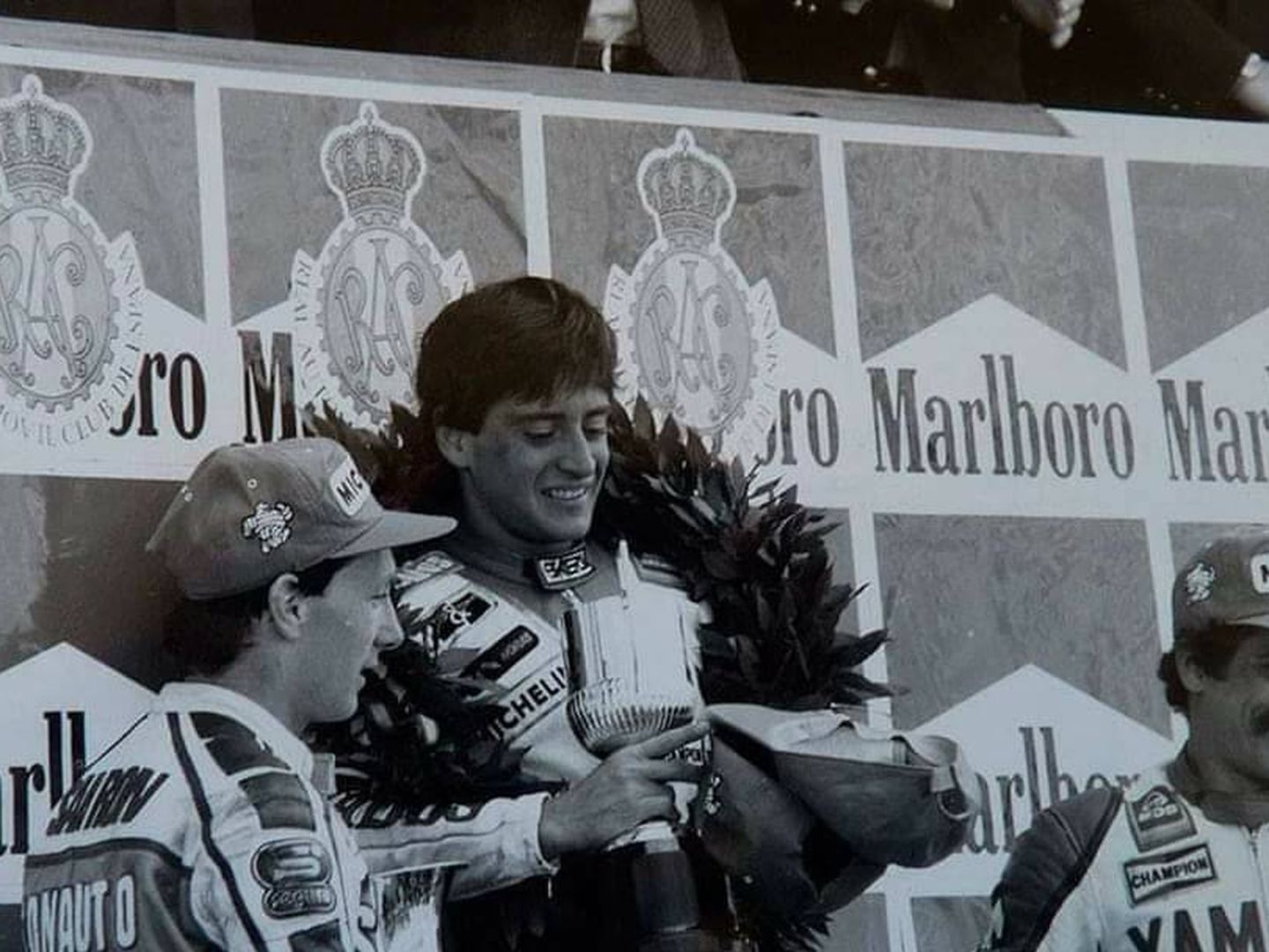 Sito Pons celebra junto a Christian Sarron y Carlos lavado su primera victoria en el campeonato del mundo. (Facebook Sito Pons)