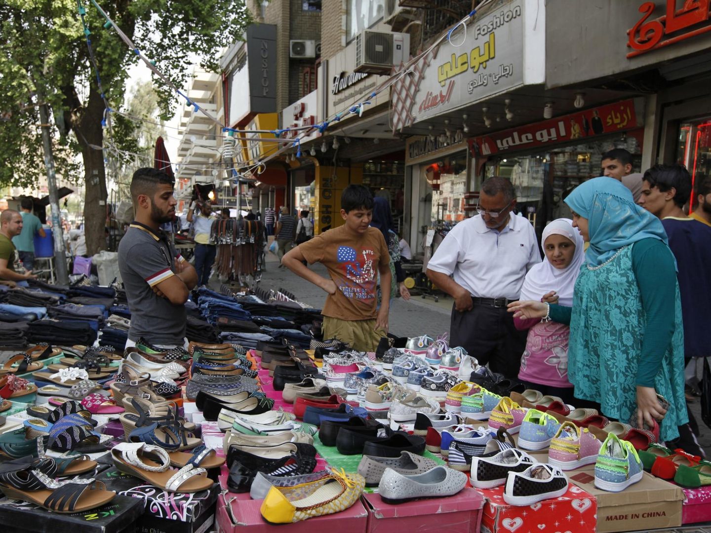 Imagen habitual de las concurridas calles comerciales de Al Karrada. (Reuters)