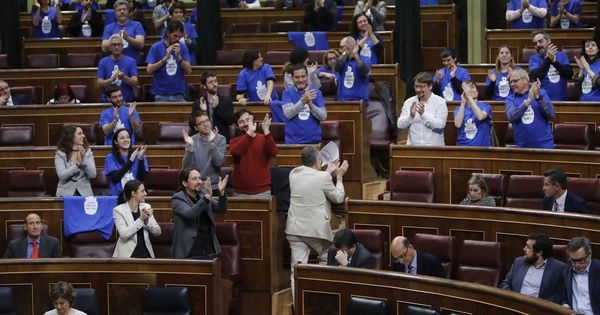 Foto: Los diputados de Unidos Podemos, vistiendo en el Parlamento camisetas azules con el lema 'Agua 100% pública'. (EFE)