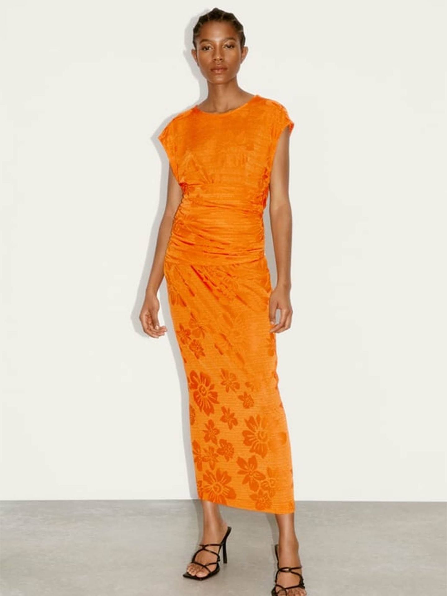 La reina Letizia nos hace comprar estos vestidos de color naranja. (Zara/Cortesía)