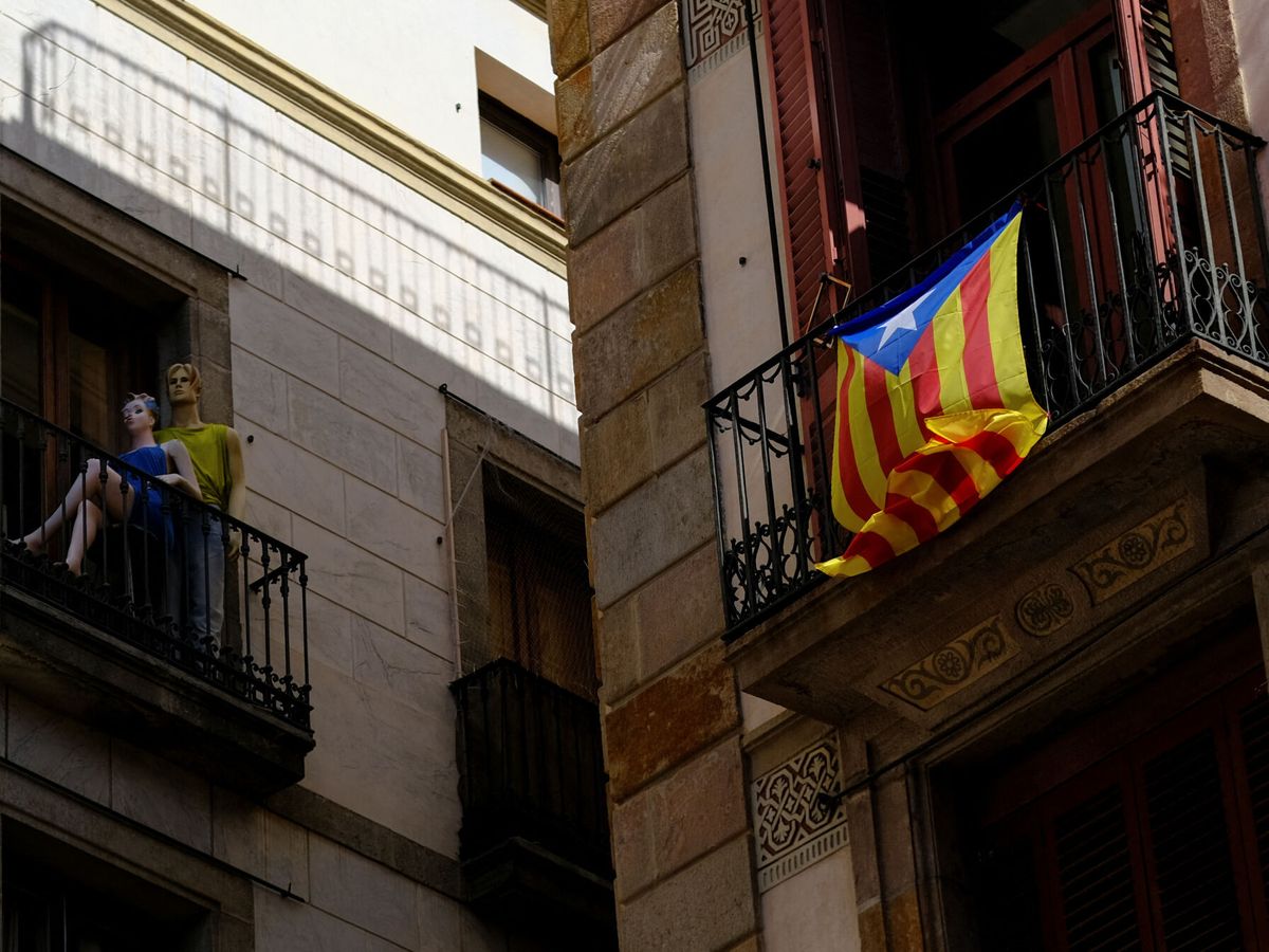 Foto: Una estelada y varios maniquíes, en unos balcones de Barcelona. (Reuters/Nacho Doce)