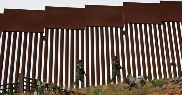 Foto:  Guardias en la frontera. (Reuters)