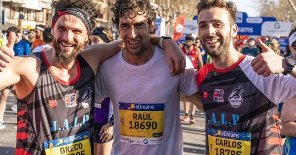 Foto: Raúl junto a dos participantes en la media maratón de Barcelona