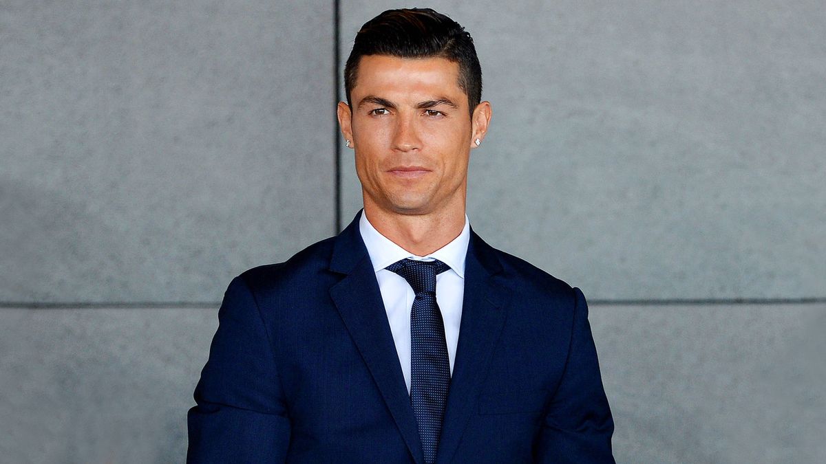 Ronaldo no consigue salir de España: su casa no se vende y su hotel se retrasa doce meses