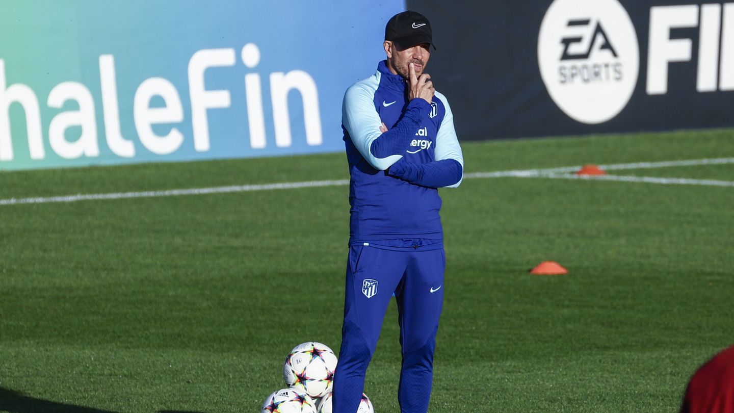 Simeone dirige el entrenamiento previo al partido frente al Leverkusen. (EFE/Rodrigo Jiménez)