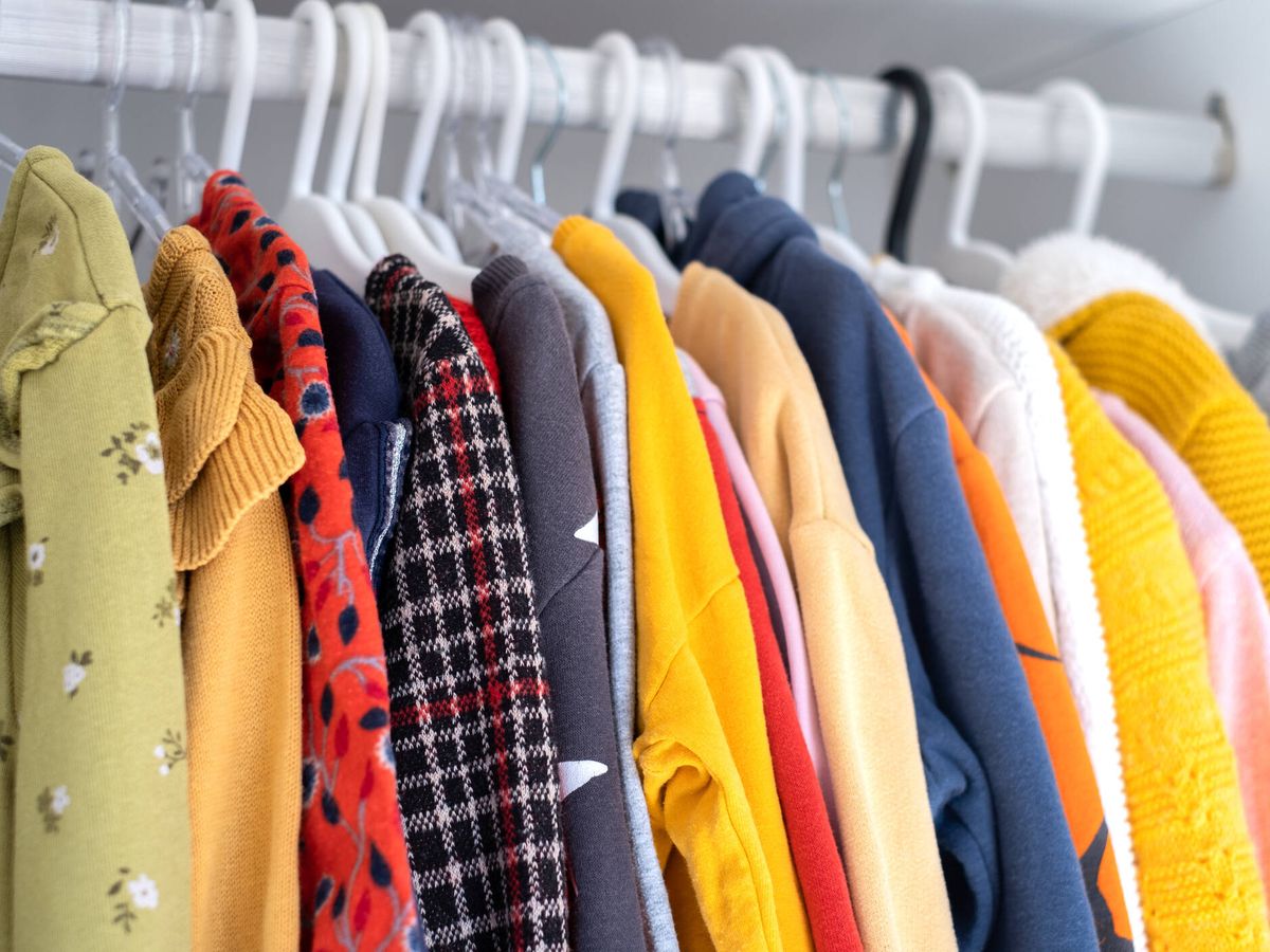 Cómo acabar con la humedad y el mal olor de los armarios de ropa