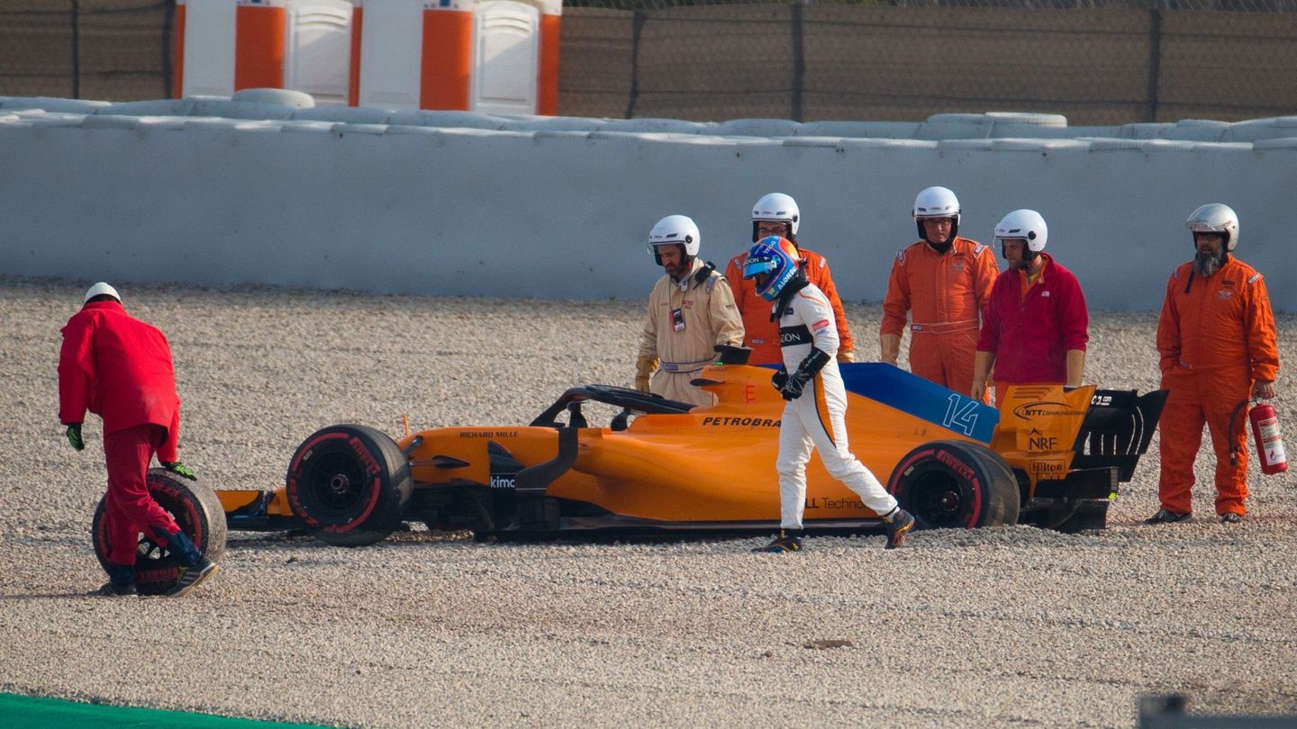Momentos desouñes de la salida de pista de Alonso. (EFE)