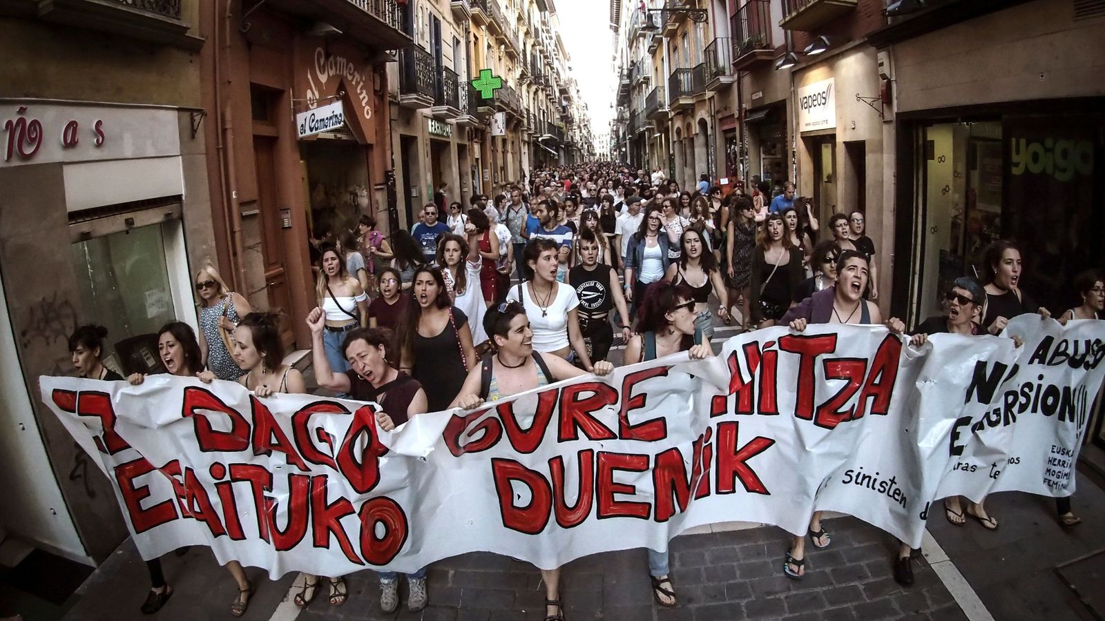Foto: Protesta en las calles de Pamplona este jueves contra la decisión de la Audiencia de Navarra. (EFE)