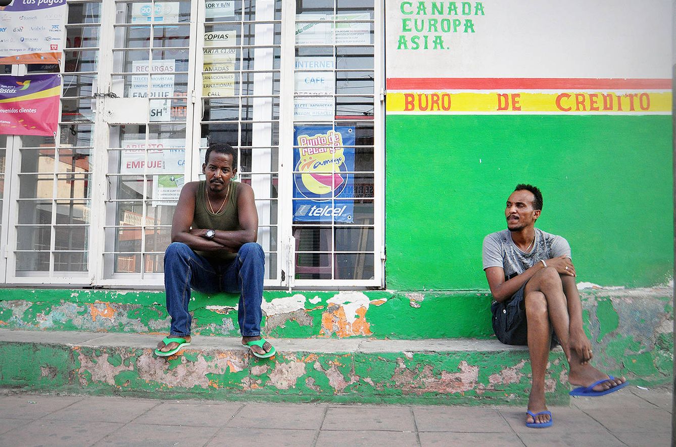 Eritreos sentados en una calle de Tapachula (I. Savio)