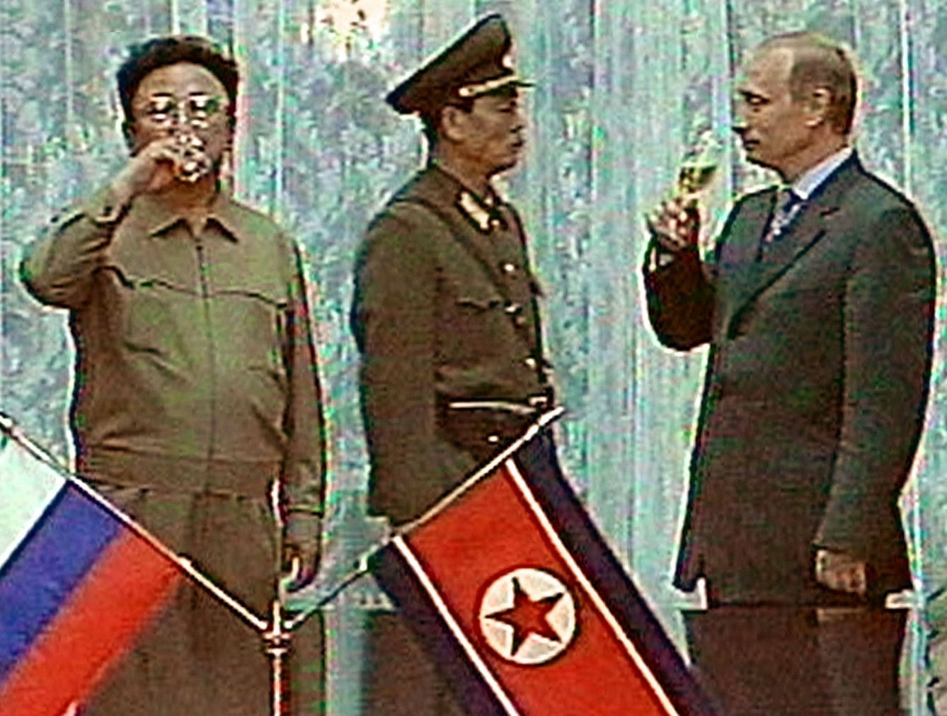 Captura de una imagen televisiva en la que Vladimir Putin brinda con Kim Jong Il en Pyongyang, en 2000. (Reuters)