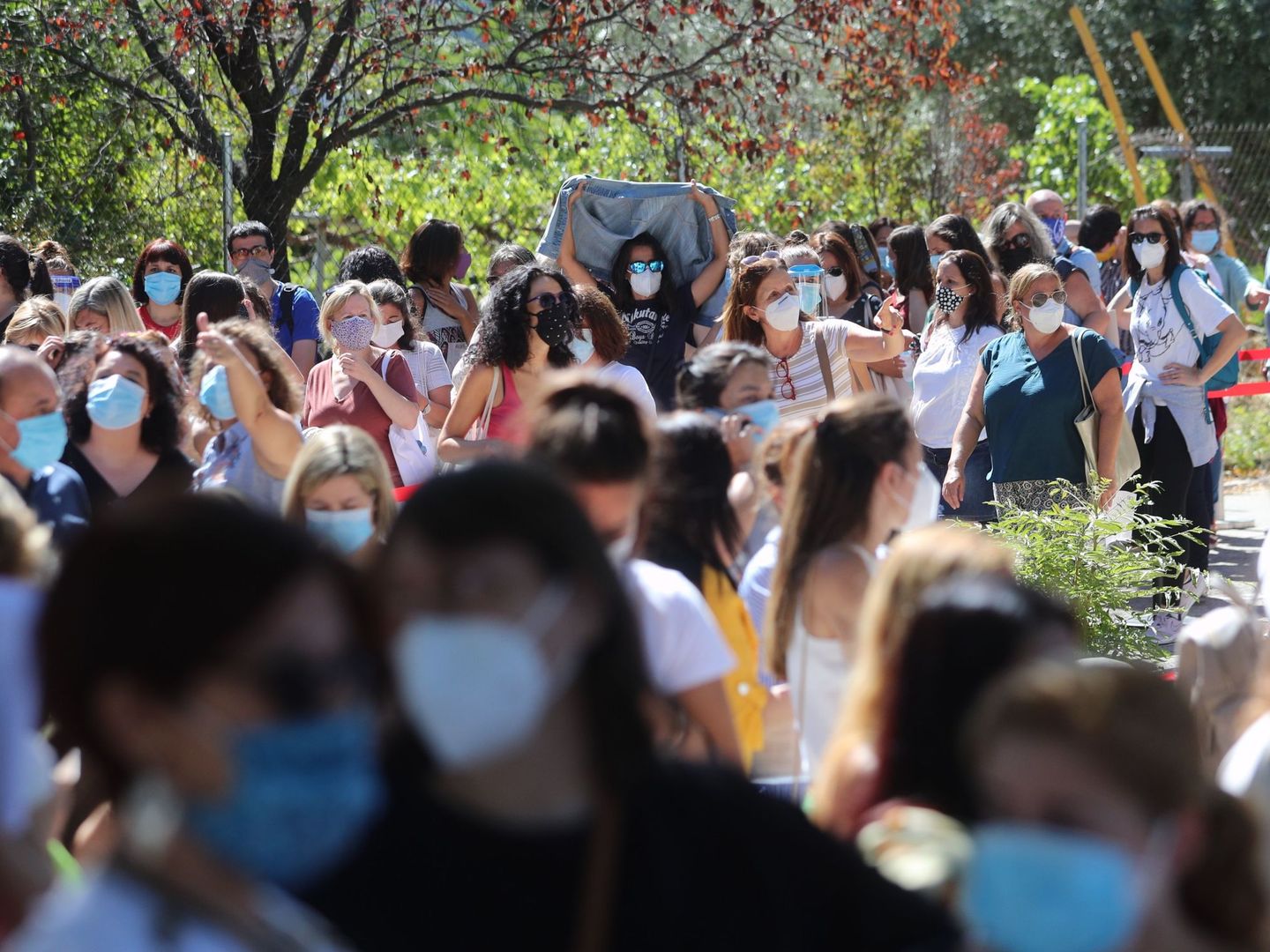 Cientos de profesores y personal que trabaja en los centros de educación esperan para realizarse el test de anticuerpos del covid-19 en el IES Virgen de la Paloma en Madrid (EFE)
