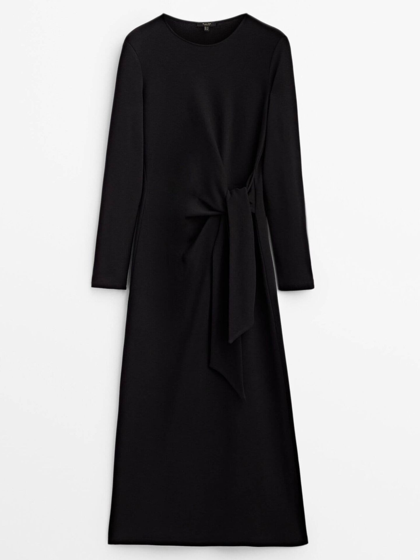 El vestido negro de Massimo Dutti (con efecto una talla menos) que combina genial con botas altas. (Cortesía)
