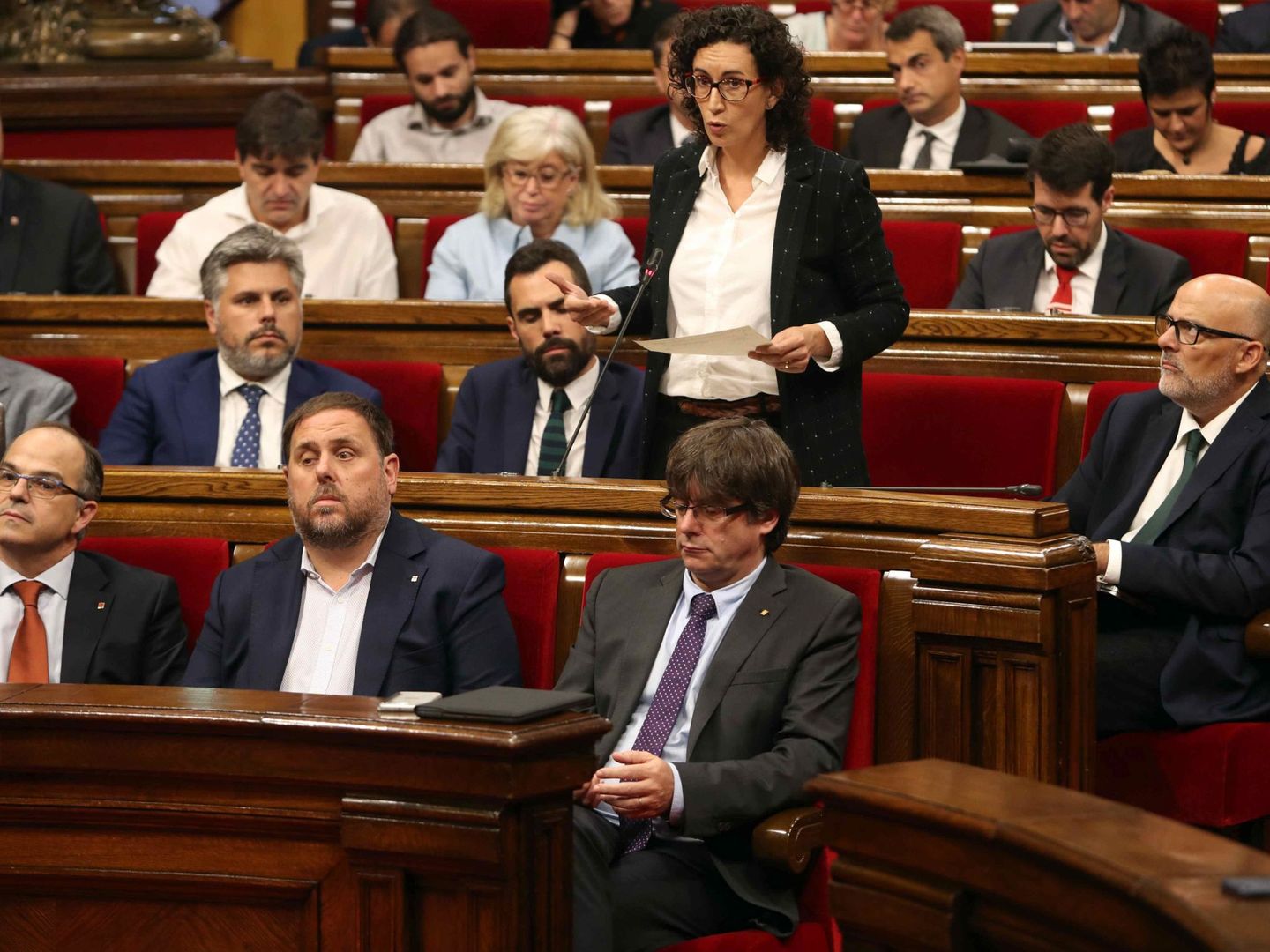 La portavoz del grupo de Junts pel Sí, Marta Rovira, junto al expresidente Carles Puigdemont. (EFE)