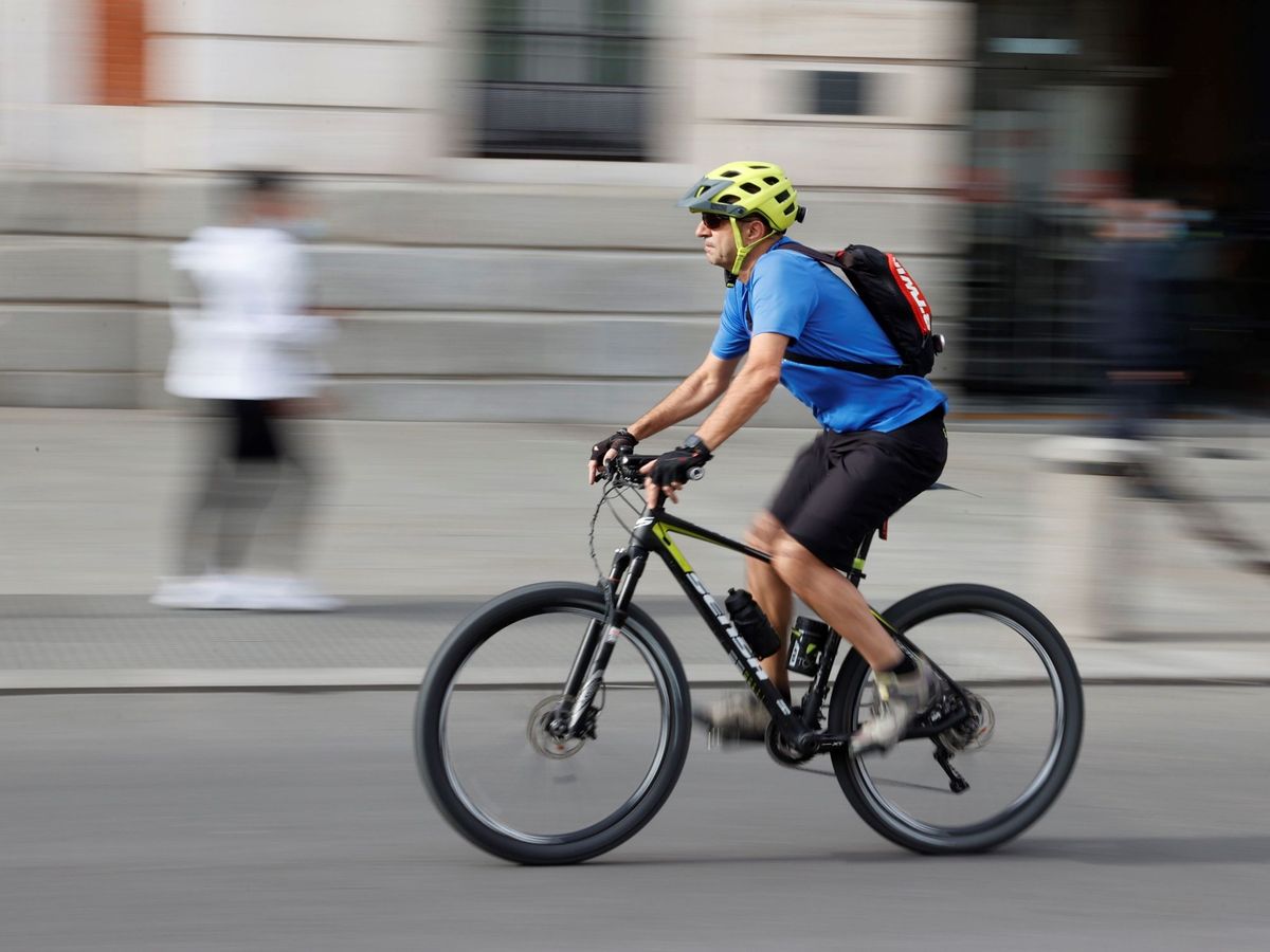 Foto: Un madrileño en bicicleta. (EFE/Zipi)