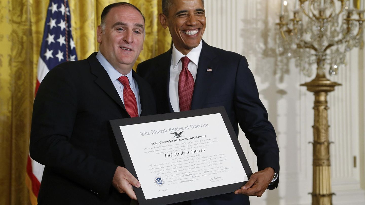 Barack Obama galardonó al chef José Andrés durante su presidencia. (Reuters)