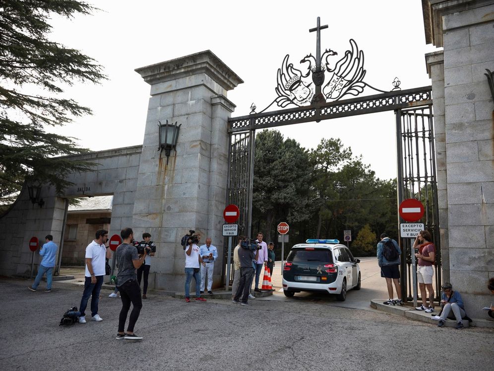 Foto: La entrada al Valle de los Caídos, ya cerrada y custodiada por la Guardia Civil. (EFE)