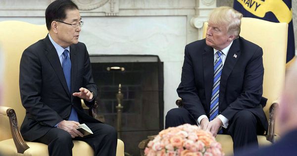 Foto: El jefe de Seguridad Nacional de Corea del Sur, Chung Eui-yong, informa al presidente Trump sobre la oferta norcoreana en la Casa Blanca, el 8 de marzo de 2018. (Reuters)