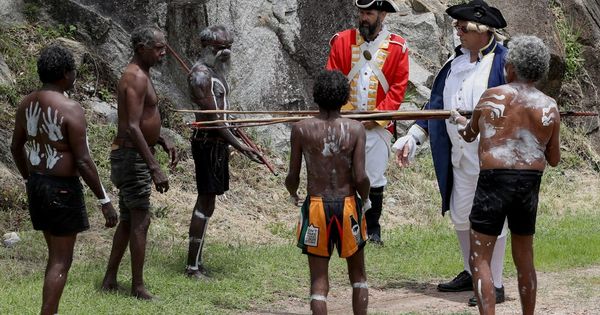Foto: Reconstrucción del encuentro entre las tropas del capitán Cook con los aborígenes australianos. (EFE)
