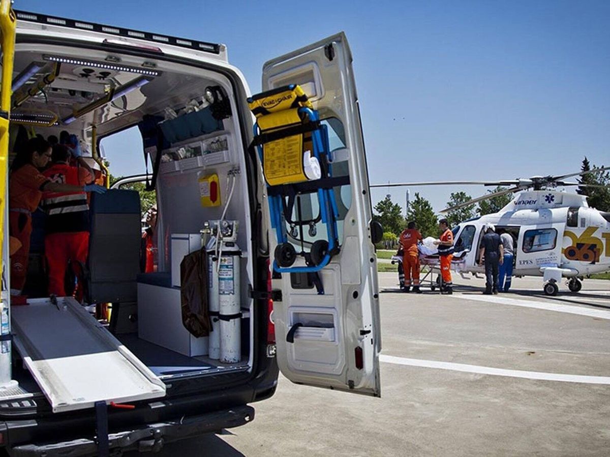 Foto: Helicóptero y ambulancia del 061. (Europa Press/Archivo/Emergencias 112 Andalucía)