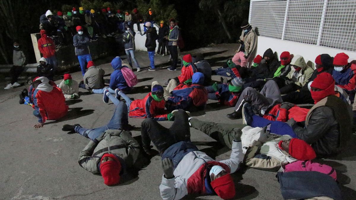 Sentada de 100 inmigrantes del CETI de Ceuta para protestar por su situación