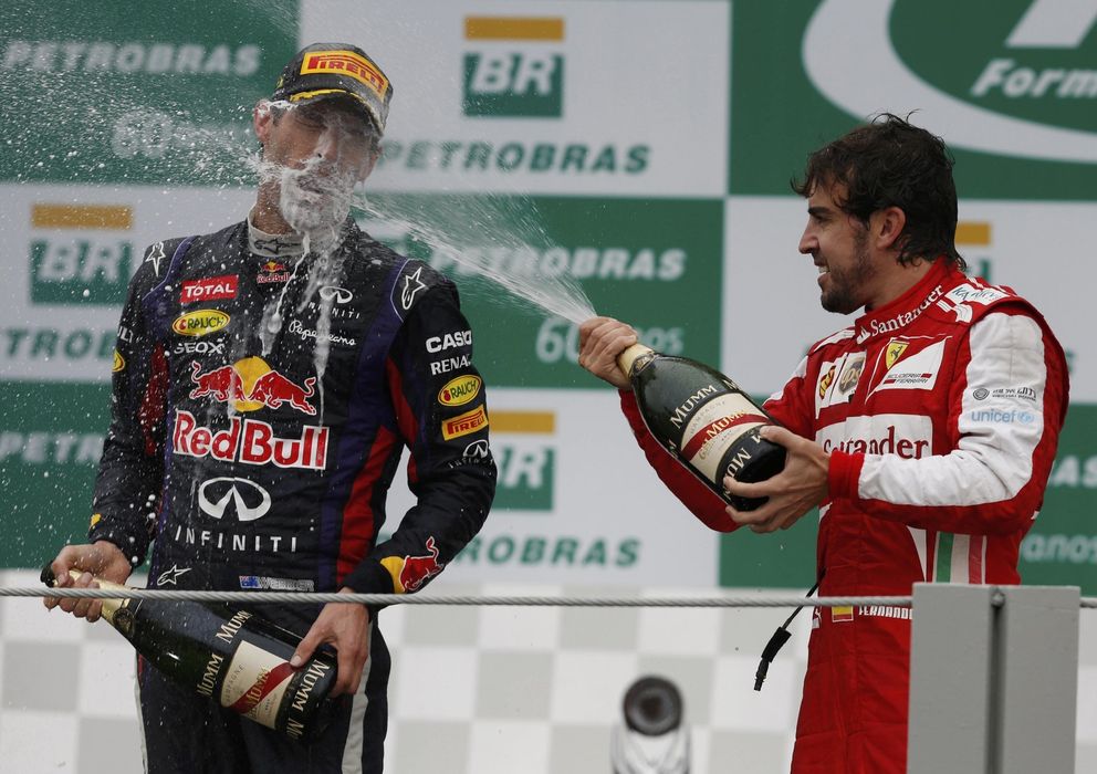 Foto: Fernando Alonso celebrando la última carrera de Mark Webber en la Fórmula 1.