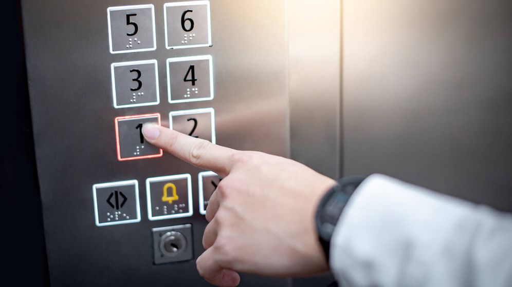 Foto: ¿Tengo que pagar la derrama de un ascensor si no se ha aprobado en junta? (iStock)