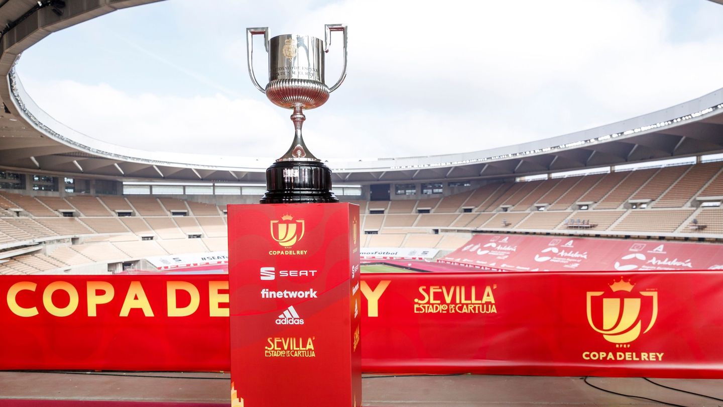 El trofeo, en La Cartuja, donde también se disputará la final este año. (EFE)