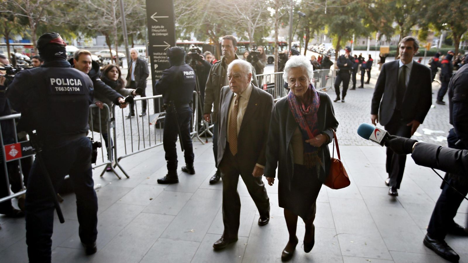 Foto: Jordi Pujol y su mujer, Marta Ferrusola, antes de declarar ante la justicia. (Reuters)