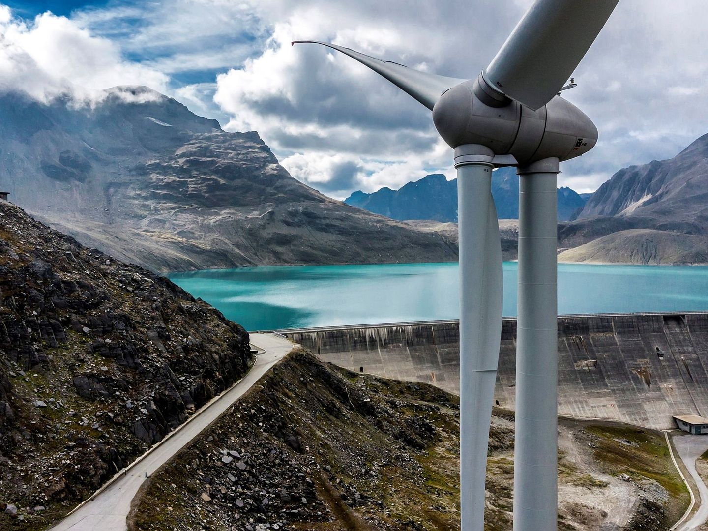 Imagen del parque eólico más elevado de Europa en Griessee, en los Alpes suizos, Valais. (EFE)