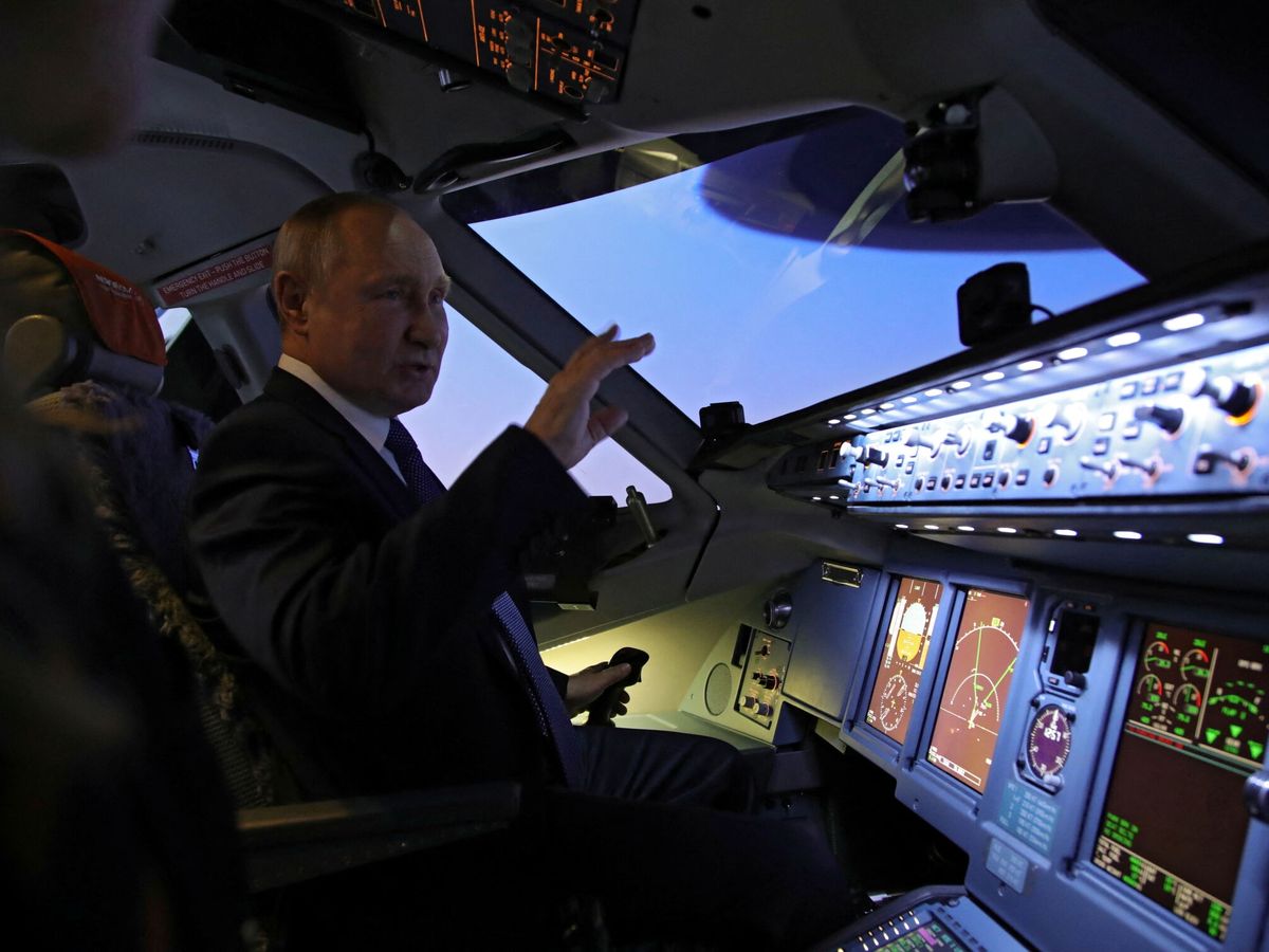Foto: Putin, en una escuela de aviación en Moscú. (Reuters/Klimentyev)