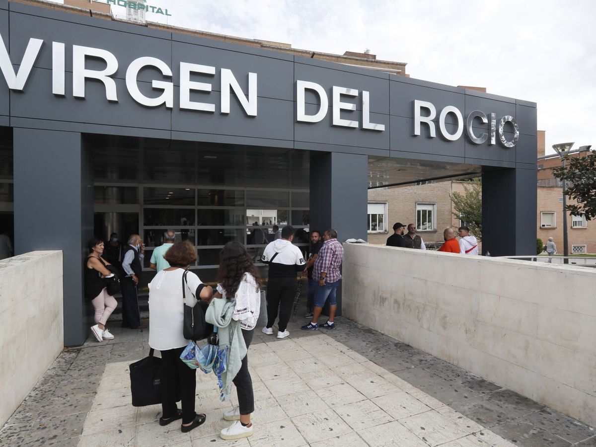 Foto:  Entrada del hospital Virgen del Rocío de Sevilla.(EFE/José Manuel Vidal)