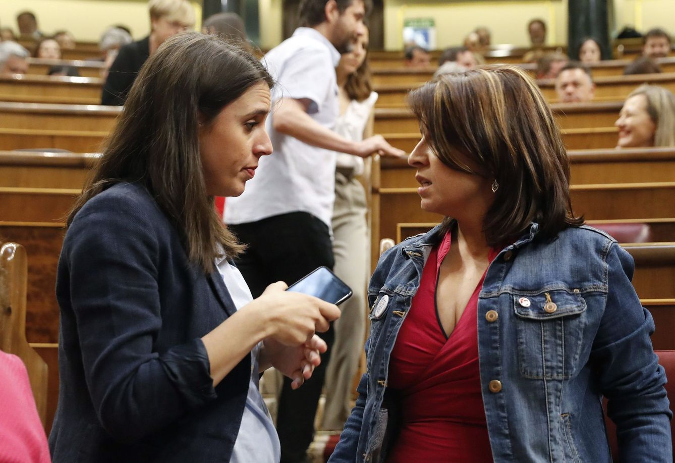 Irene Montero y Adriana Lastra conversan en el Congreso. (EFE)
