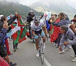 El aficionado y la izquierda abertzale, cara y cruz del regreso de la Vuelta a Euskadi