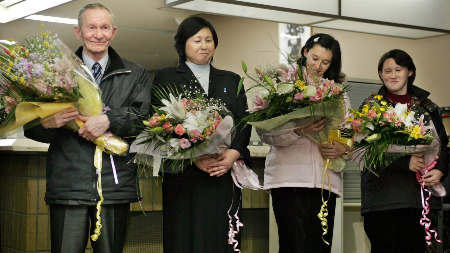 Jenkins y Soga junto a sus hijas a su llegada a Sado, Japón. (Reuters)