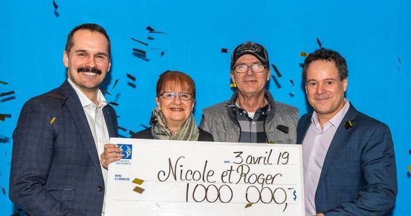 Foto: Los ganadores posan con su cheque gigante tras ganarlo en el último minuto (Foto: Quebec-Loto)