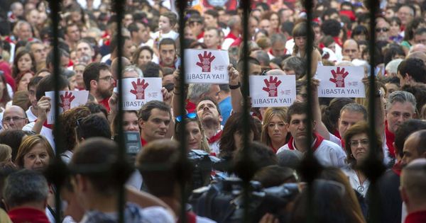 Foto: Numerosas personas protestan en Pamplona por una agresión sexual en las fiestas de San Fermín. (EFE)