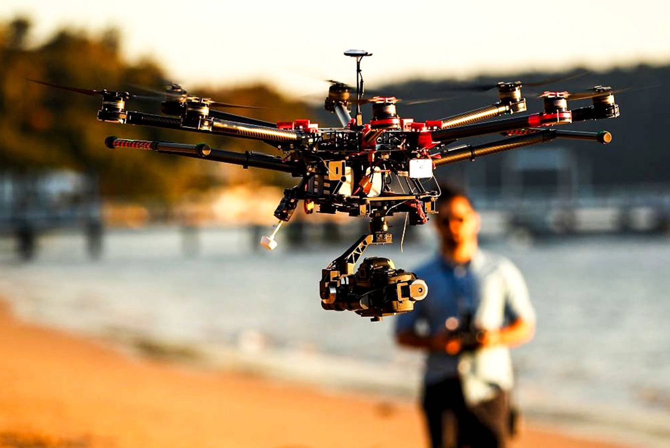 Un dron es pilotado por su amo. Esta práctica abarca desde lo profesional hasta el puro entretenimiento.