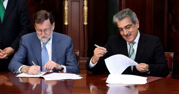 Foto: El presidente del Gobierno, Mariano Rajoy, y el de Nueva Canarias, Román Rodríguez, firman el acuerdo para los PGE. (EFE)