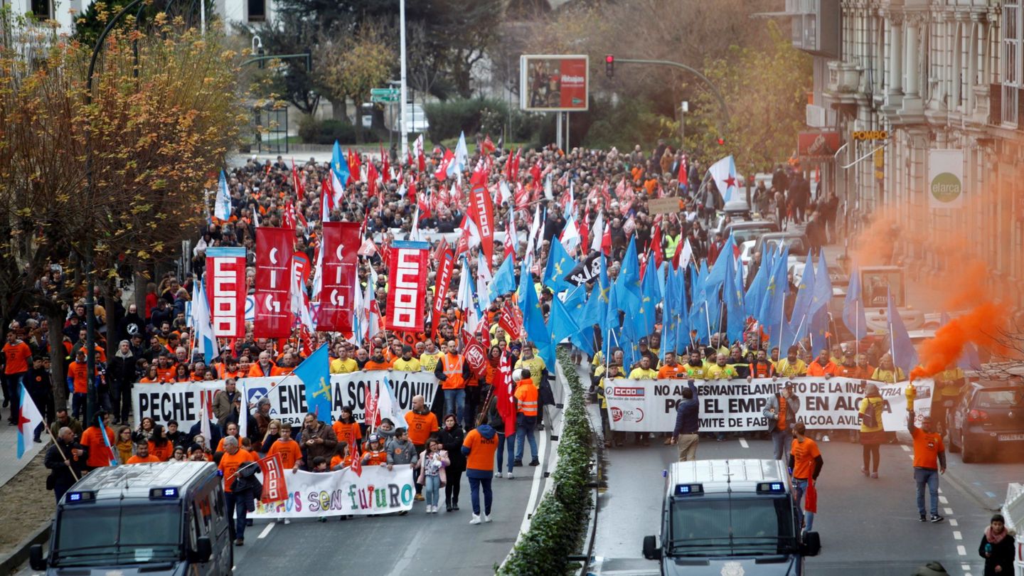 Trabajadores de Alcoa se manifiestan, en defensa de la actividad y del empleo, contra el ERE. (EFE)