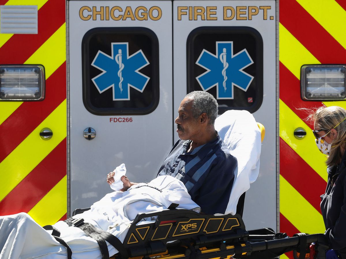 Foto: Un hombre con coronavirus es trasladado a un hospital en Chicago. (Reuters)