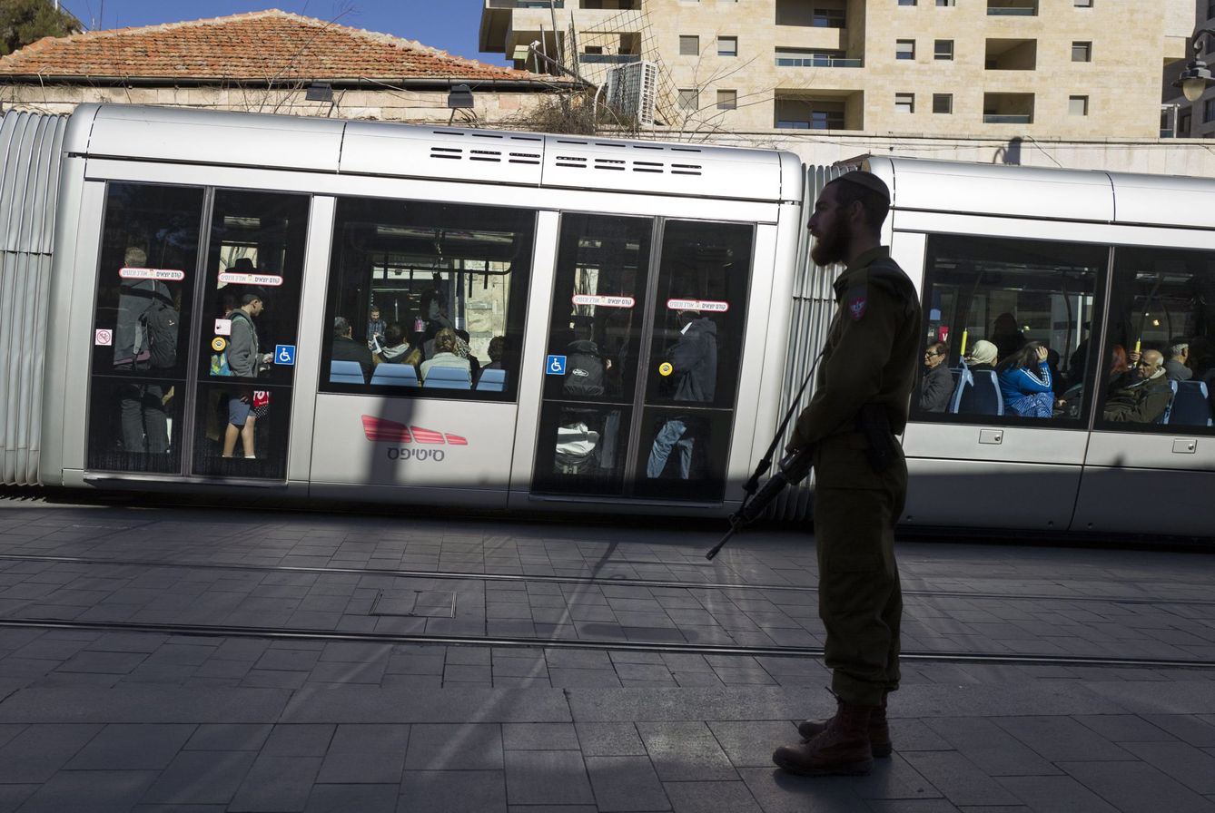 Un soldado israelí religioso custodia el tranvía ligero en el centro de Jerusalén, en enero de 2016 (EFE)